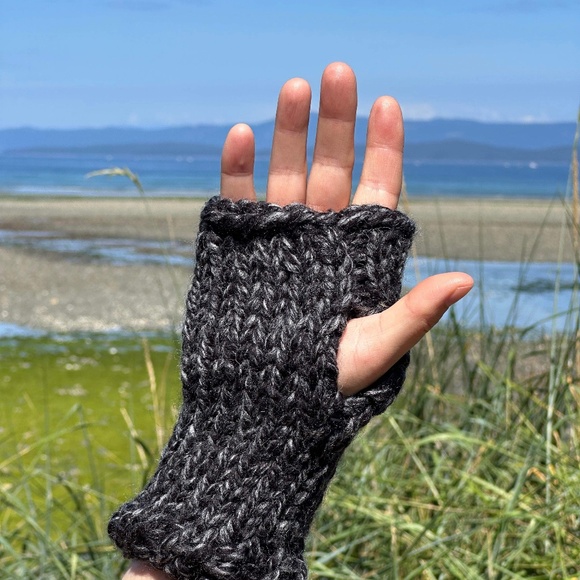 NWT Hand Knit Chunky Wool Fingerless Gloves ~ Unisex - Picture 2 of 7